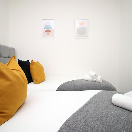 No 2 Under The Clock By Ssw - 2Br, Right In The City Centre, Sleeps 6 Cardiff Exteriör bild