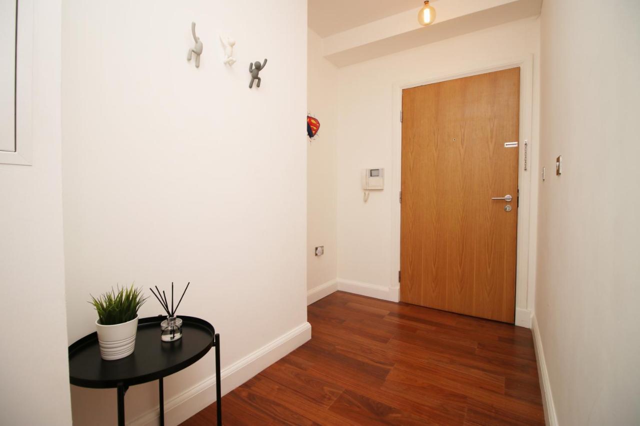 No 2 Under The Clock By Ssw - 2Br, Right In The City Centre, Sleeps 6 Cardiff Exteriör bild