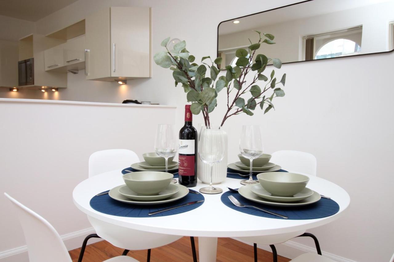 No 2 Under The Clock By Ssw - 2Br, Right In The City Centre, Sleeps 6 Cardiff Exteriör bild