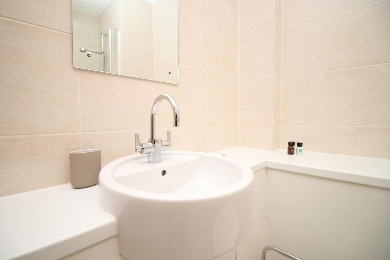 No 2 Under The Clock By Ssw - 2Br, Right In The City Centre, Sleeps 6 Cardiff Exteriör bild