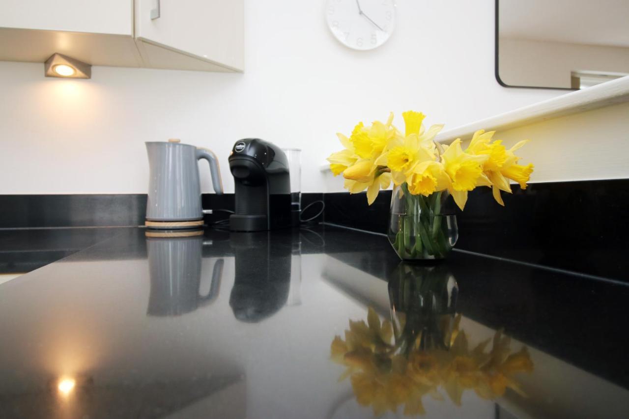 No 2 Under The Clock By Ssw - 2Br, Right In The City Centre, Sleeps 6 Cardiff Exteriör bild