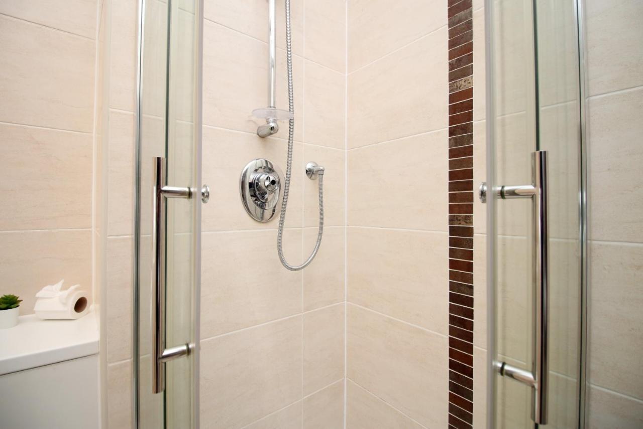 No 2 Under The Clock By Ssw - 2Br, Right In The City Centre, Sleeps 6 Cardiff Exteriör bild